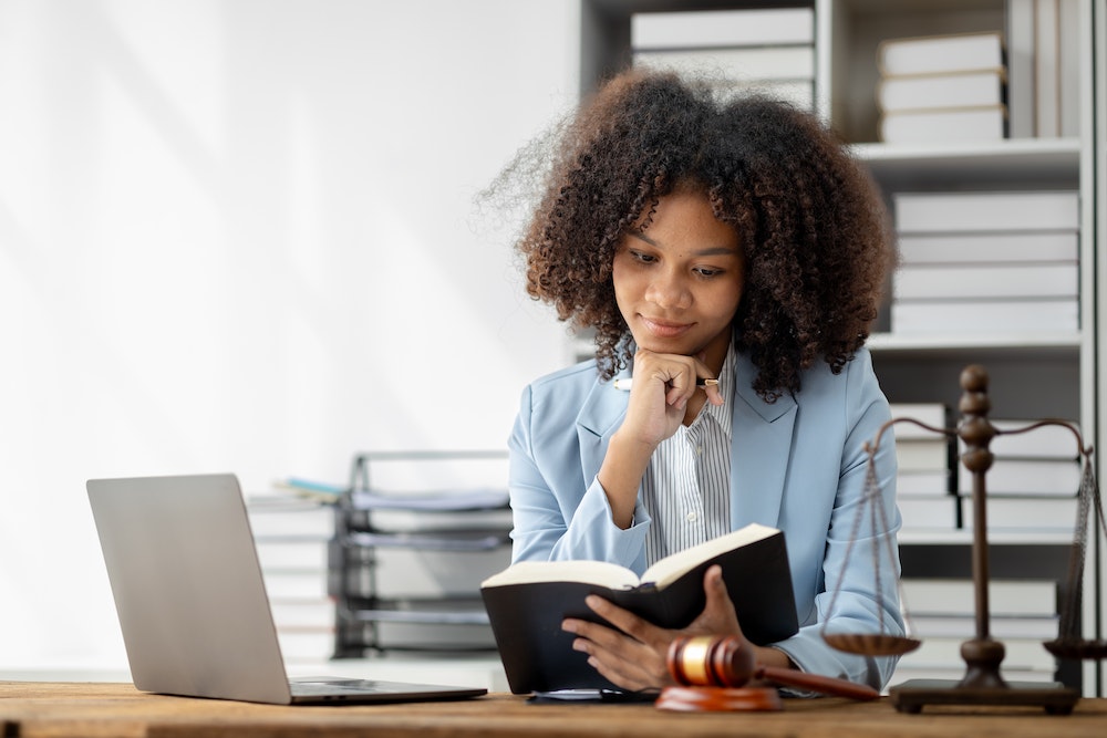 Les aspects juridiques incontournables de la rédaction d'un contrat de franchise