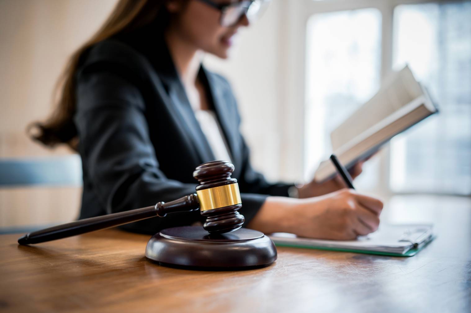 Qui se charge des conflits entre les employeurs et les syndicats ?