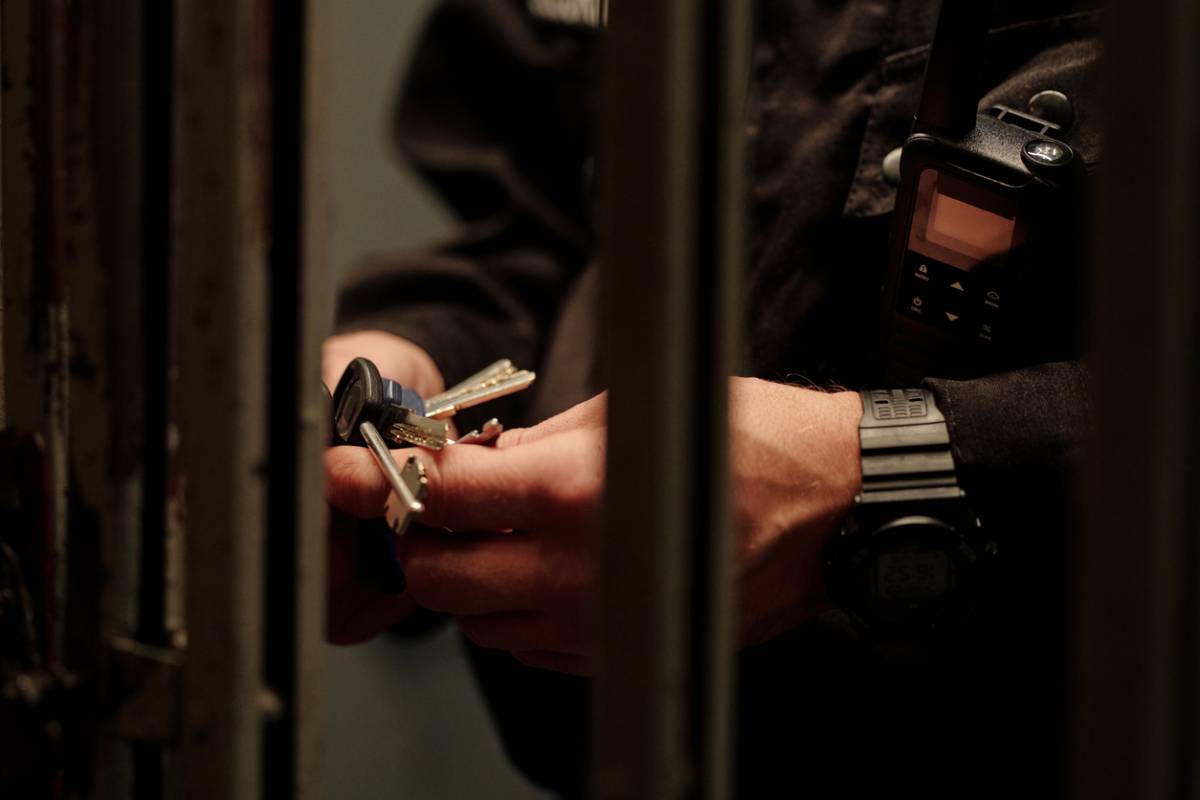 Ce que la loi impose aux policiers pendant votre garde à vue